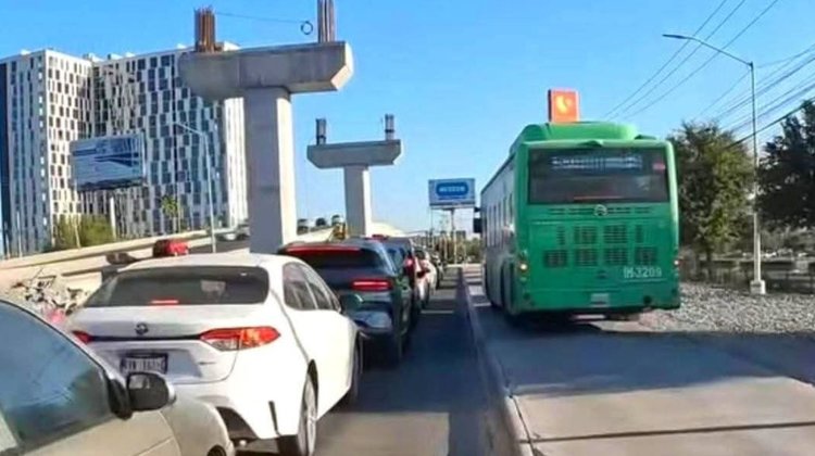 Cancelan licencia a conductor de camión que circuló por banqueta