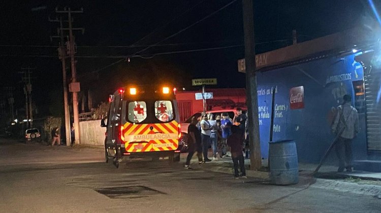 Asaltan tienda de abarrotes y golpean a persona en Linares