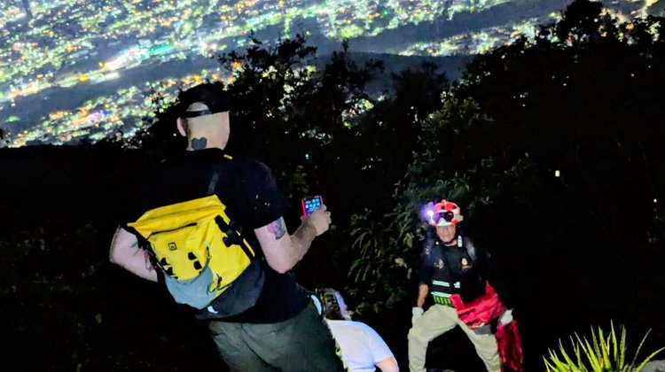 Rescatan a pareja tras cansancio del Cerro de la Silla