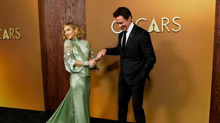 Hugh Jackman y Kate Hudson unen sus voces en 'Song Sung Blue'