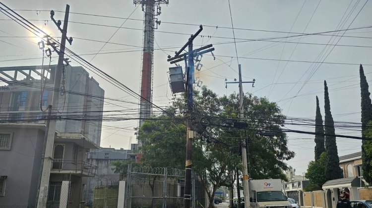 Incendio en poste de CFE causa movilización en colonia Alta Vista