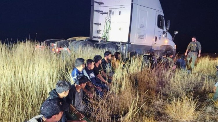 Hallan 23 migrantes escondidos dentro de camión en Texas