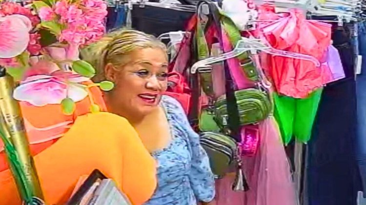 Mujer roba ropa acompañada de un menor de edad en Monterrey