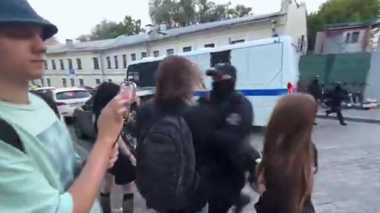 Detienen a bloguero cuando grababa en vivo en el centro de Moscú