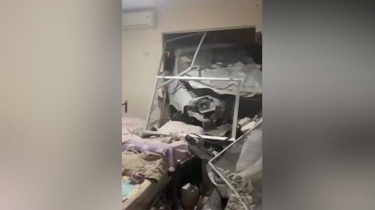 Termina auto dentro de recámara tras choque en Ecuador