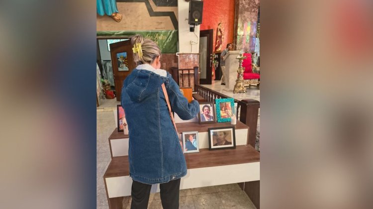 Familia recoge urna con cenizas en iglesia de Monterrey