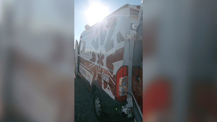 Jóvenes a bordo de una motocicleta se caen en Viesca; uno muere