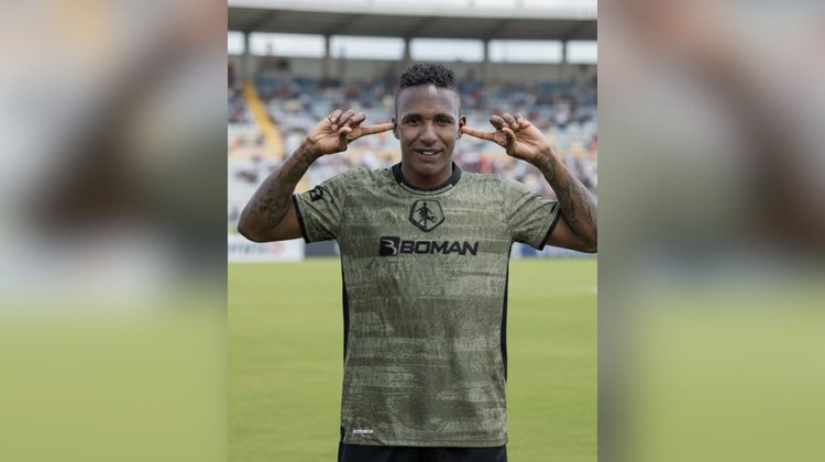 Detienen a futbolista de Ecuador cuando calentaba para jugar