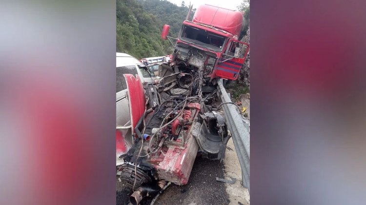 Embiste tráiler sin frenos a autos y deja dos muertos en Chiapas