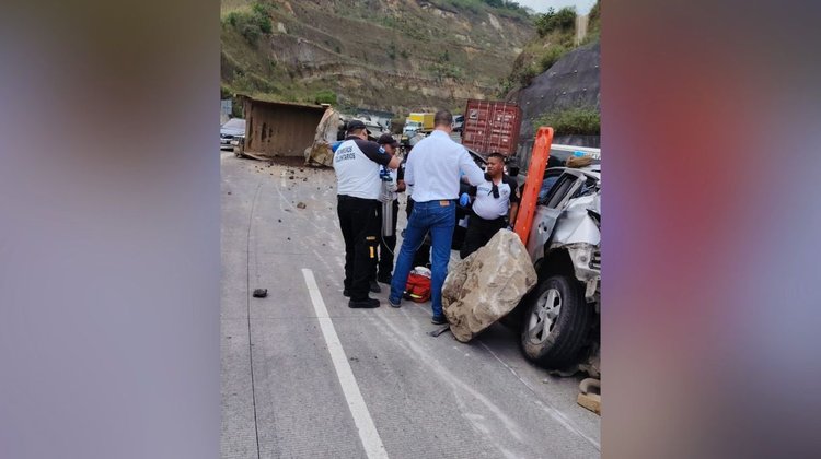 Vuelca camión con piedra y embiste a vehículo