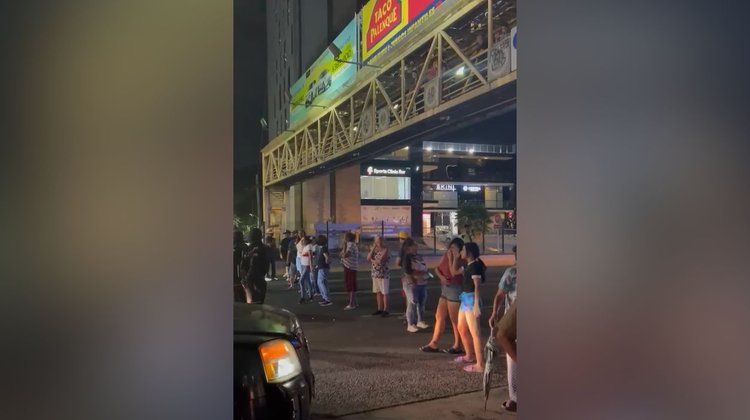 Bloquean la avenida Garza Sada por falla de luz