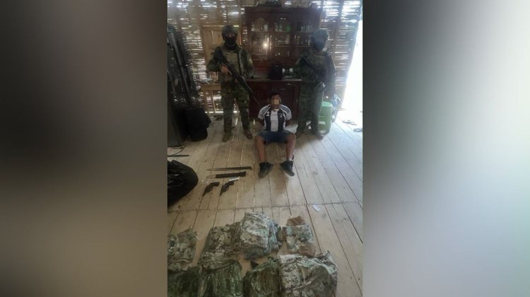 Captura Ejército de Ecuador a sujeto con equipo militar