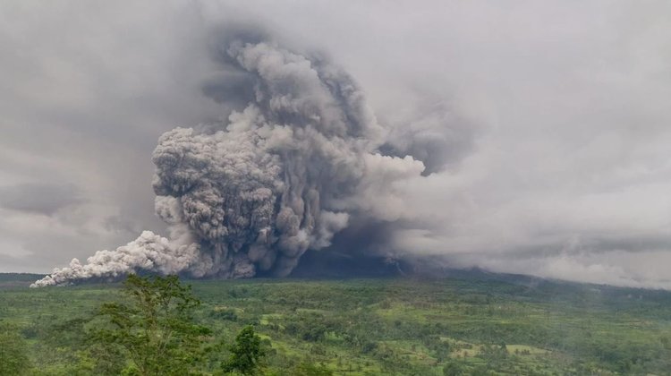 Captan enorme erupción del monte Semeru en Indonesia