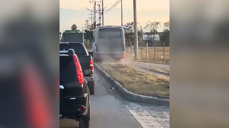 Siguen los camiones de pasajeros circulando por las banquetas