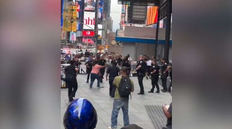 Abaten a mujer que apuñaló a dos personas en Nueva York