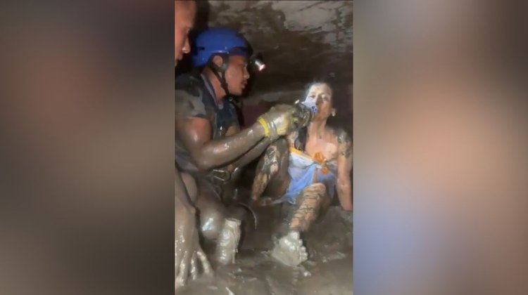 Rescatan a dos personas tras 11 días del desbordamiento en Nepal