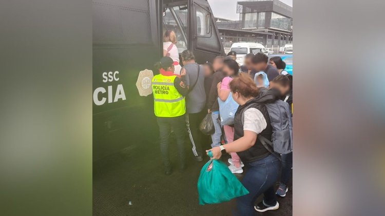 Apoyan a usuarios por fallas en la Línea 3 del Metro