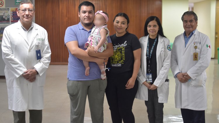 Salvan a bebé con trasplante de hígado en Clínica 25 