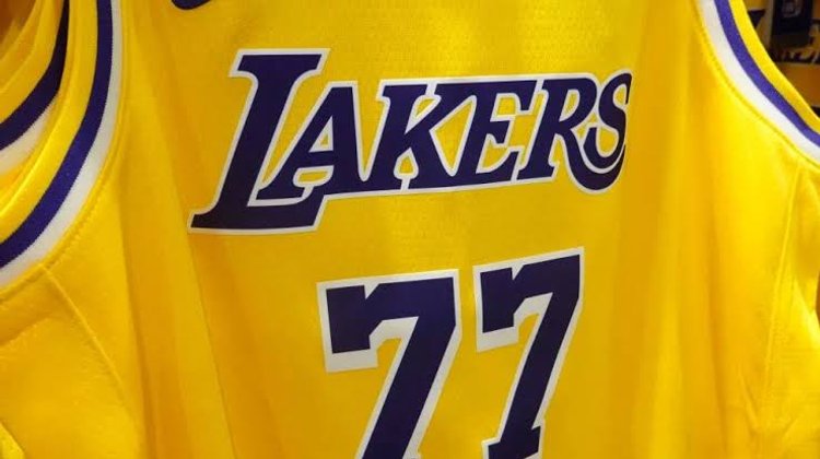 Josh Kushner da el salto a la NBA con la compra de Lakers
