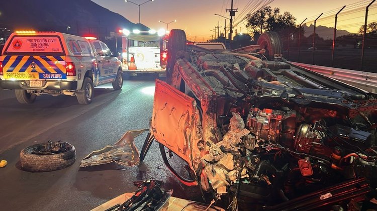 Joven ileso tras volcar su auto sobre boulevard Díaz Ordaz