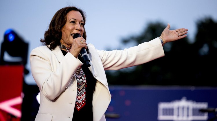 Denuncian a Harris por tomar fondos de campaña de Biden