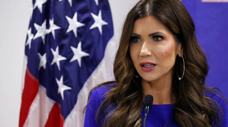 Demócratas piden dimisión de secretaria Kristi Noem y fin del ICE