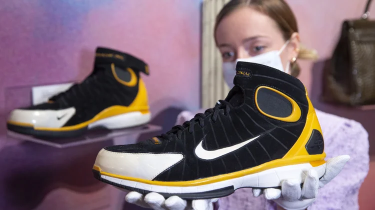 Subastan en 240,000 USD tenis del primer partido de Kobe Bryant