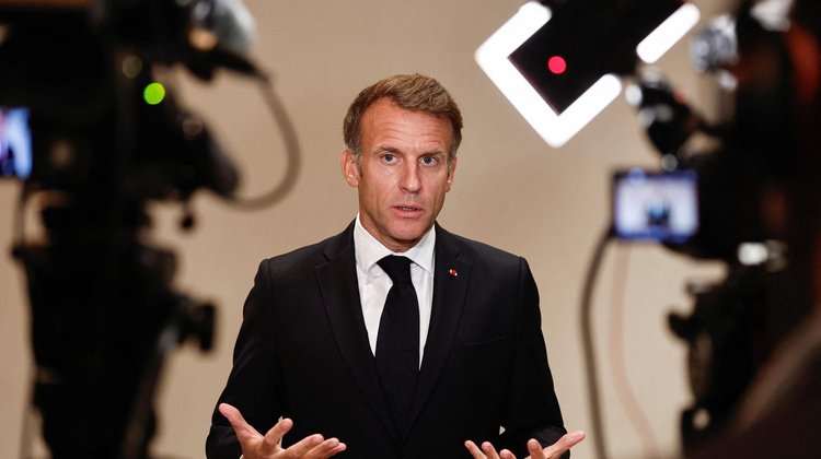 Macron pide reabrir escuelas tras semanas de protestas