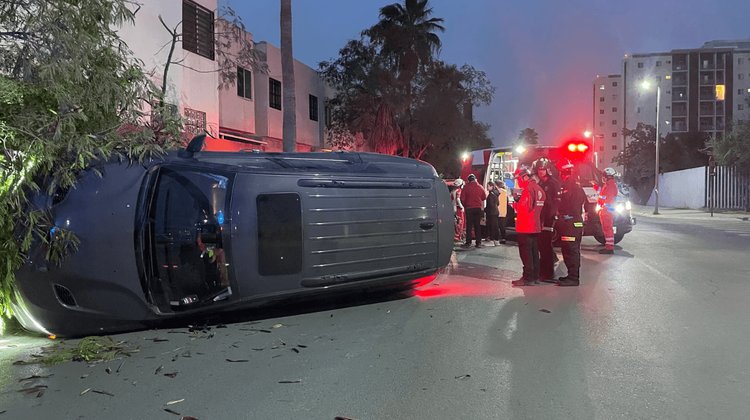 Mujer se vuelca tras impactarse contra árbol en Monterrey