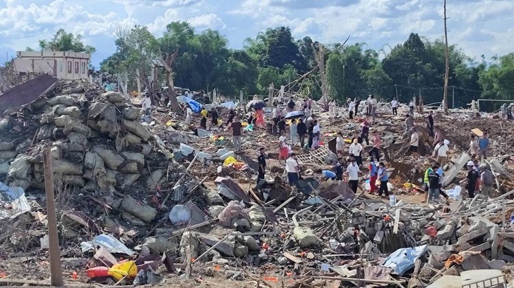 Rescatistas buscan cuerpos tras explosión en Myanmar