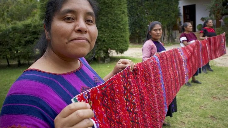Documentan 208 símbolos textiles de mujeres tsotsiles