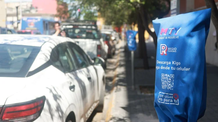 Orientan a regios en uso de app de parquímetros