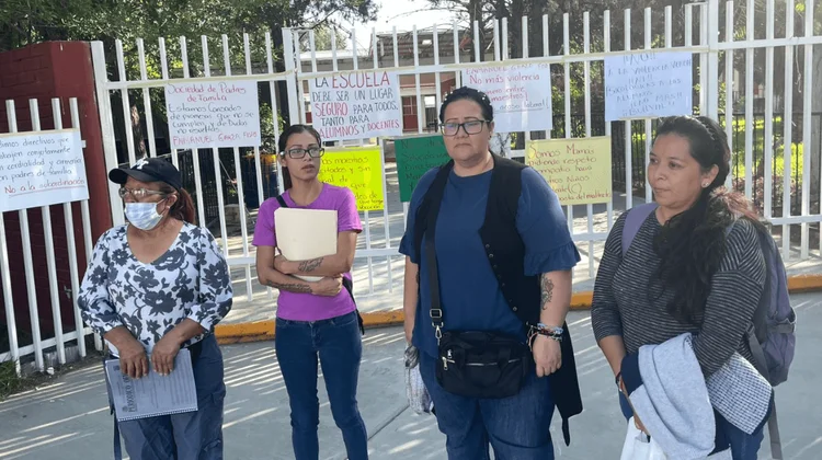 Cierran padres secundaria por desvío de fondos y otros asuntos