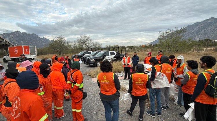 Retiran más de una tonelada de basura del río Santa Catarina