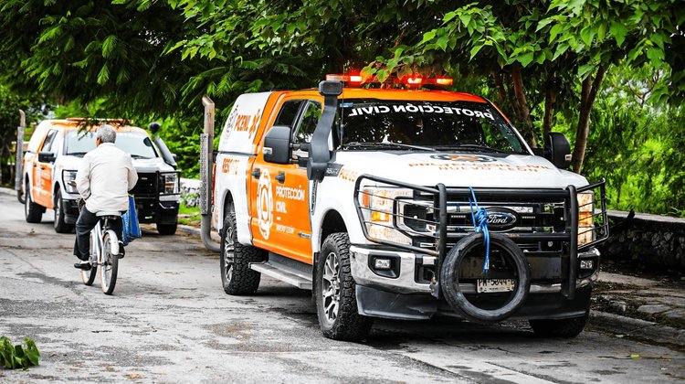 Buscan a hombre arrastrado por la corriente de canalón en MTY