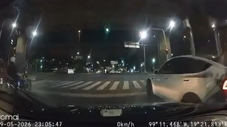 Motociclista muere tras chocar contra Tesla en CDMX