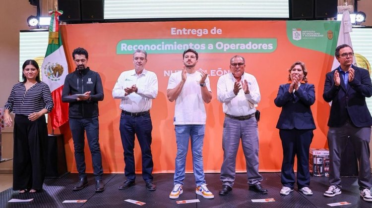 Reconoce Samuel García a operadores de transporte público