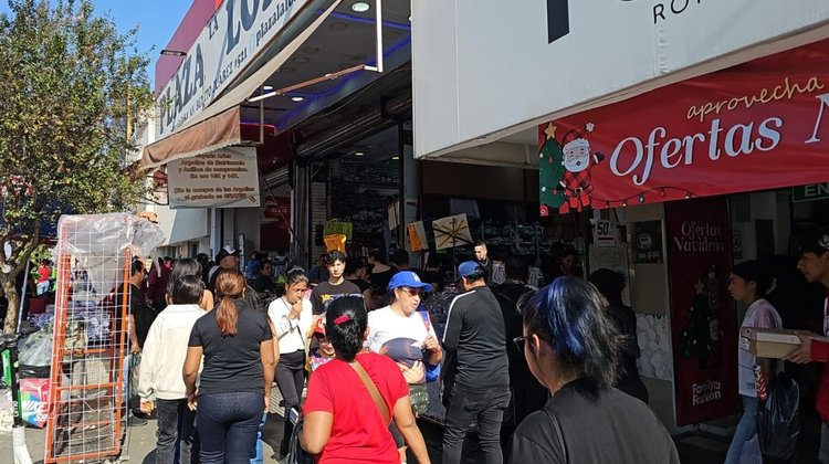 Regios realizan compras de última hora por Navidad en Monterrey