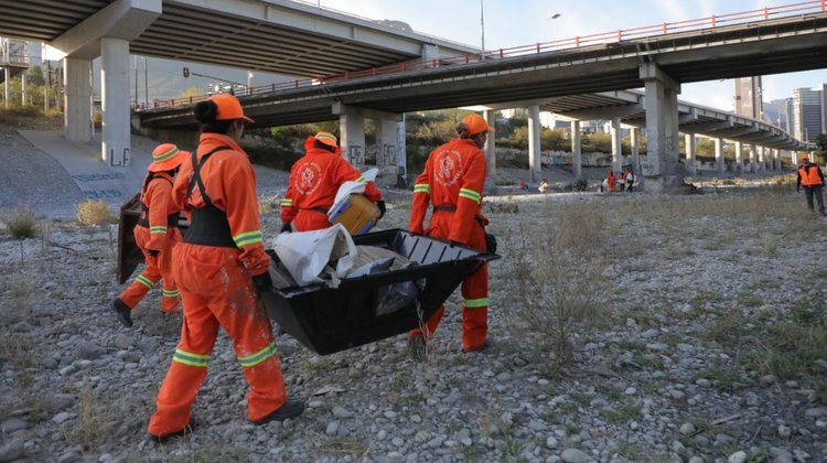 Retira Participación Ciudadana basura del Rio Santa Catarina