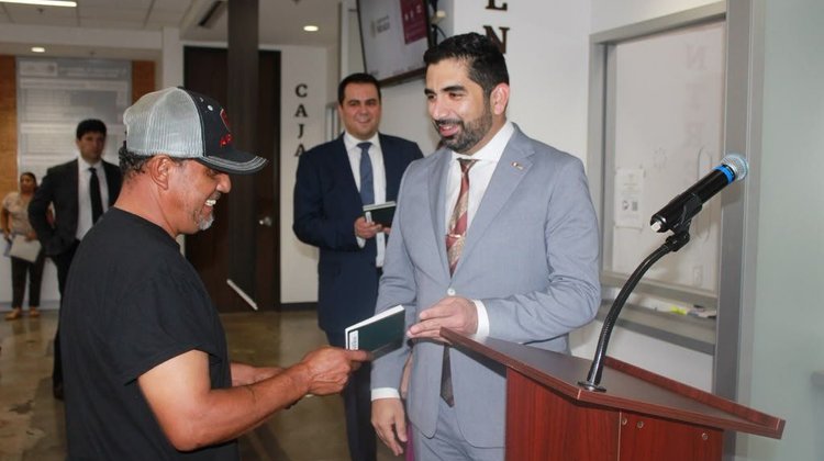 Embajador de México en EUA visita centros de detención del ICE