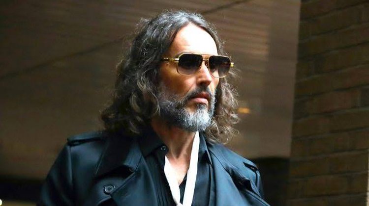 Juez modifica uno de los siete cargos contra Russell Brand