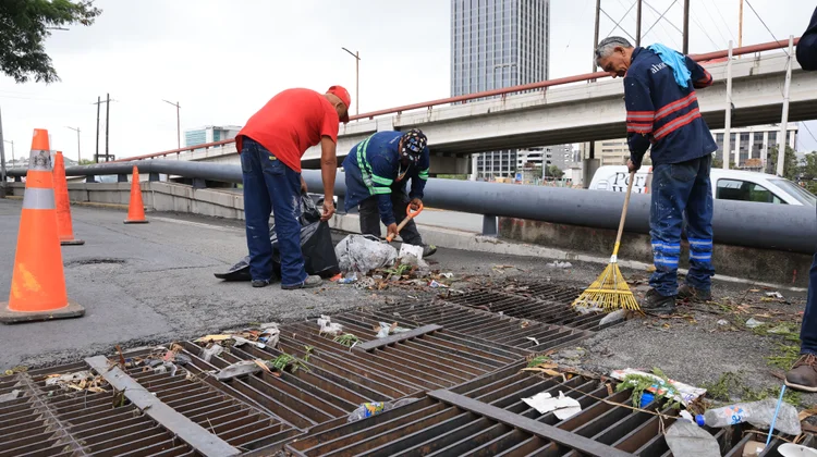 Limpian pluviales en Monterrey; retiran 6 toneladas de basura