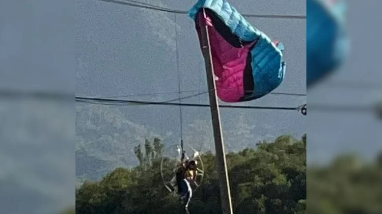 Hombre con parapente se atora entre cables en Allende