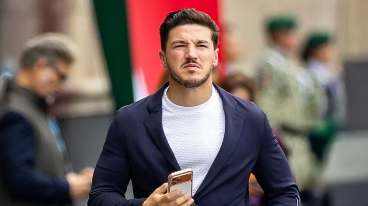 Celebra Samuel 10 años de política; asiste a informe de Sheinbaum