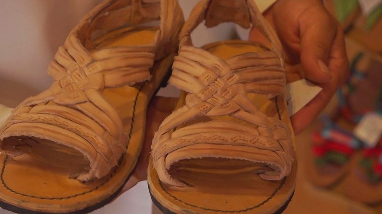Se disculpa Adidas por apropiación de huaraches de Oaxaca