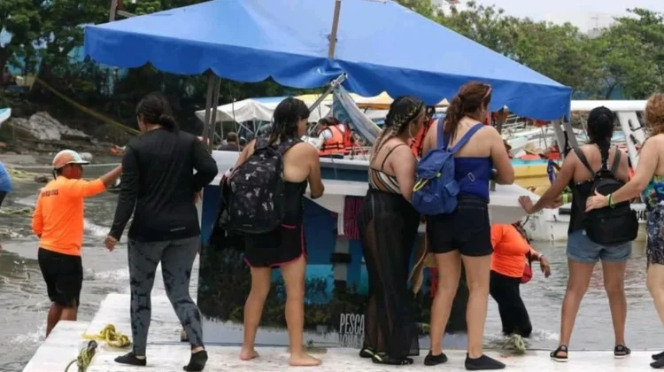 Se hunde lancha con 18 pasajeros en Veracruz; logran rescatarlos 