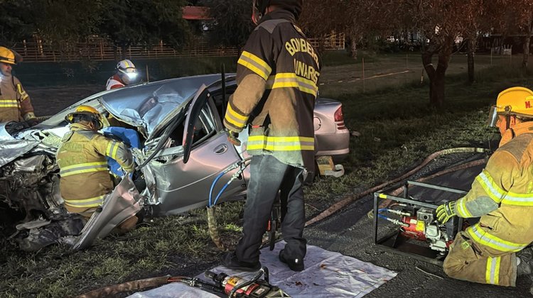 Se impacta contra carroza para terminar volcado en Linares