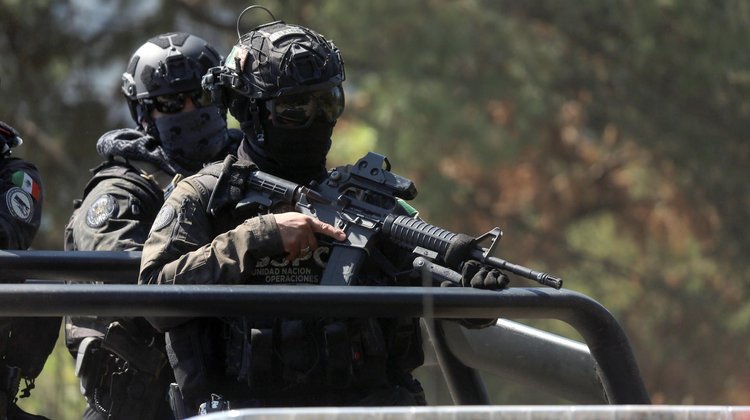 Autoridades detienen a 12 personas tras operativo en Michoacán