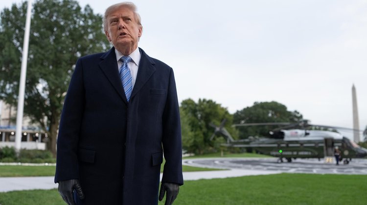 Trump sugiere que ni EUA ni China frenarán el desarrollo de la IA