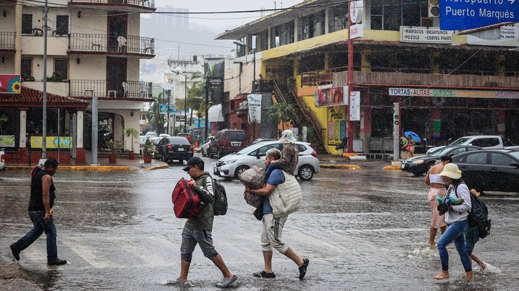 Se extiende onda tropical 14 en costas de Colima y Michoacán